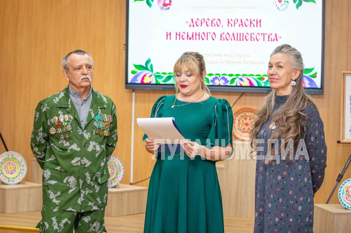 В Луганске открылась выставка изделий из дерева и традиционной росписи мастеров клуба «Левша» В Луганске открылась выставка изделий из дерева и традиционной росписи мастеров клуба «Левша»