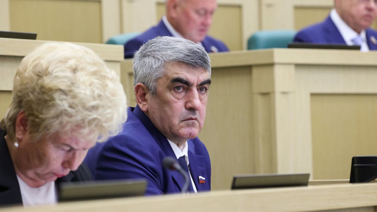 На пленарном заседании Совета Федерации представлены сенаторы, наделённые полномочиями органами государственной власти субъектов РФ На пленарном заседании Совета Федерации представлены сенаторы, наделённые полномочиями органами государственной власти субъектов РФ