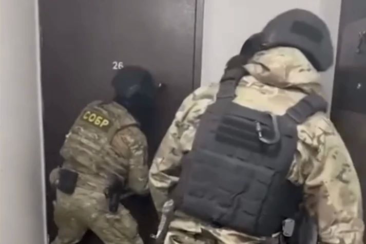 Сотрудники ростовского СОБР «Вега» и луганского ОМОН «Беркут-Л» Росгвардии оказали силовую поддержку коллегам из МВД при задержании подозреваемых в грабеже в особо крупном размере