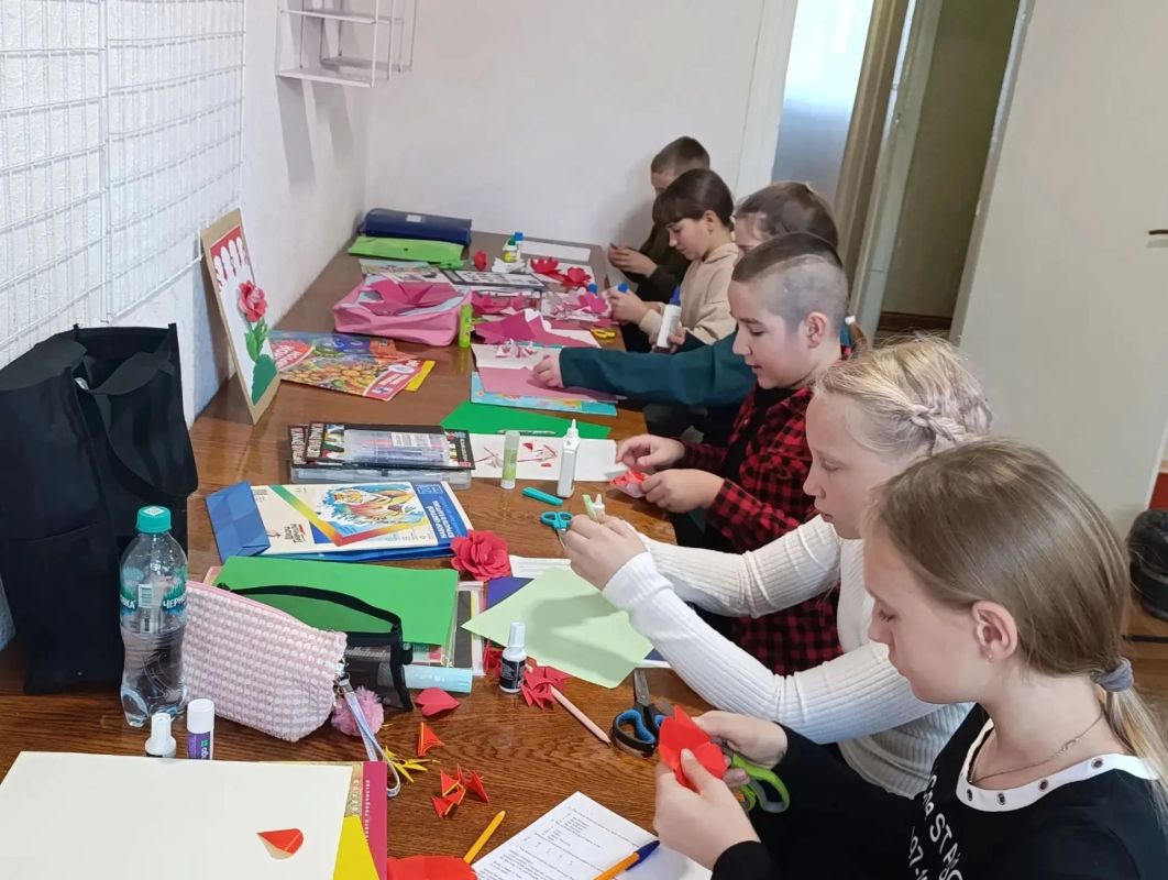 На базе Лутугинского дома детского и юношеского творчества состоялась муниципальная олимпиада по декоративно - прикладному творчеству «Краски родного края» На базе Лутугинского дома детского и юношеского творчества состоялась муниципальная олимпиада по декоративно - прикладному творчеству «Краски родного края»