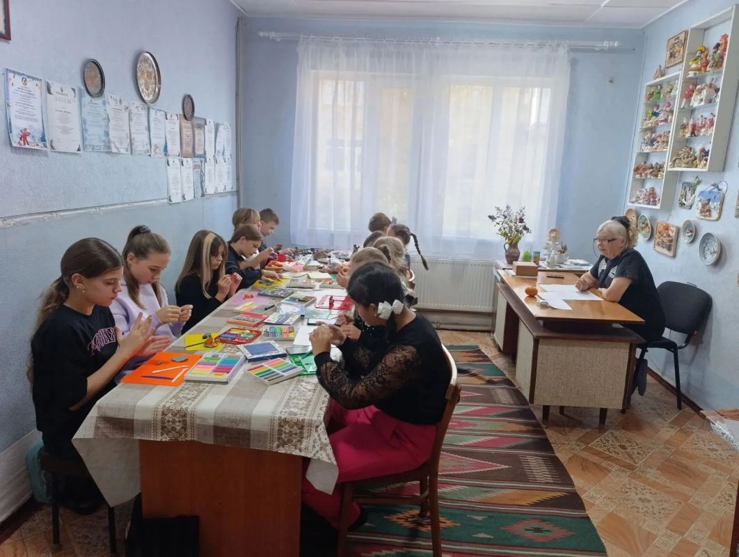 На базе Лутугинского дома детского и юношеского творчества состоялась муниципальная олимпиада по декоративно - прикладному творчеству «Краски родного края» На базе Лутугинского дома детского и юношеского творчества состоялась муниципальная олимпиада по декоративно - прикладному творчеству «Краски родного края»