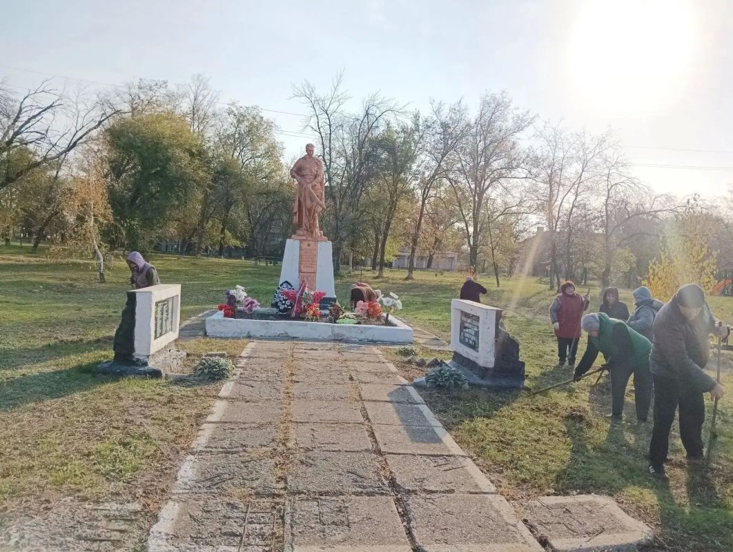 Активисты ТОС «Донецкий» облагородили территорию памятного места Активисты ТОС «Донецкий» облагородили территорию памятного места