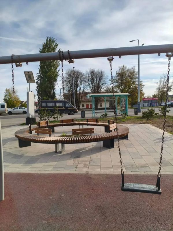 В Луганске вандалы сорвали качели сразу в двух парках В Луганске вандалы сорвали качели сразу в двух парках