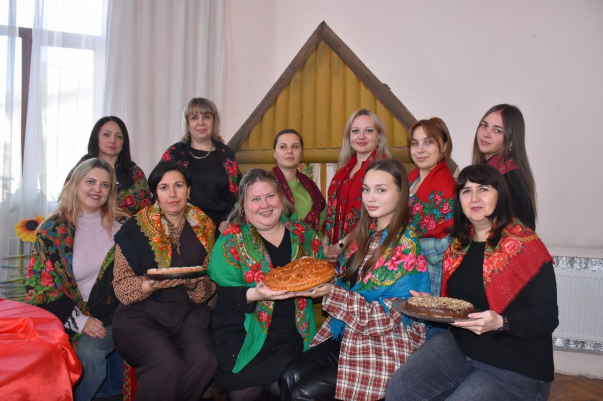 В Краснодонском Дворце культуры имени «Молодой гвардии» сегодня было по-настоящему тепло и уютно! В рамках акции «Пирог на четвертое» ко Дню народного единства творческий коллектив собрался на душевное чаепитие В Краснодонском Дворце культуры имени «Молодой гвардии» сегодня было по-настоящему тепло и уютно! В рамках акции «Пирог на четвертое» ко Дню народного единства творческий коллектив собрался на душевное чаепитие