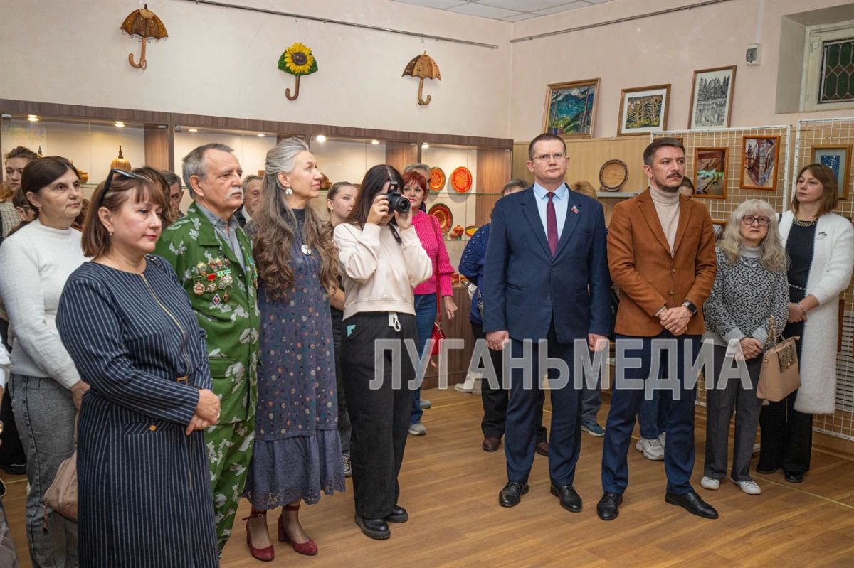 В Луганске открылась выставка изделий из дерева и традиционной росписи мастеров клуба «Левша» В Луганске открылась выставка изделий из дерева и традиционной росписи мастеров клуба «Левша»