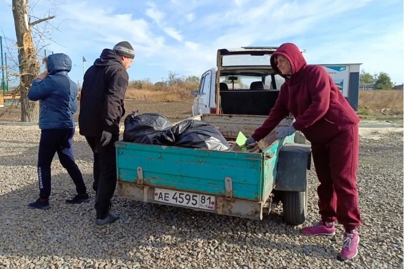 На новых площадках по улице Корчагина города Червонопартизанск провели субботник На новых площадках по улице Корчагина города Червонопартизанск провели субботник