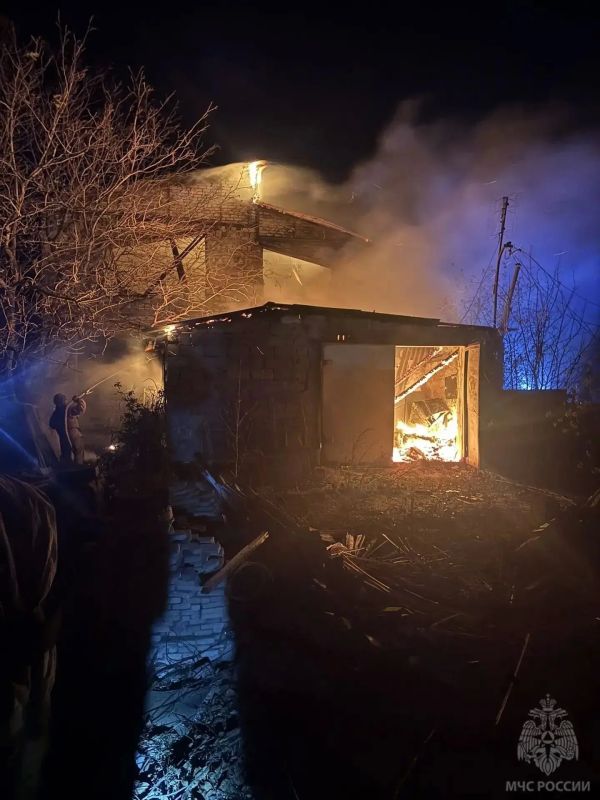 Спасатели МЧС России ликвидировали пожар в частном секторе Перевальска Спасатели МЧС России ликвидировали пожар в частном секторе Перевальска