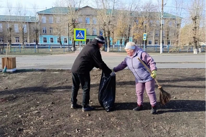 На новых площадках по улице Корчагина города Червонопартизанск провели субботник На новых площадках по улице Корчагина города Червонопартизанск провели субботник