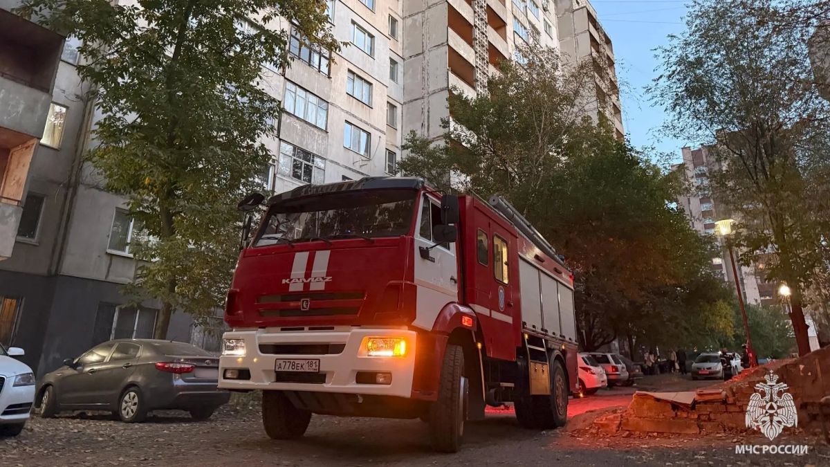 В Луганске при пожаре в многоэтажке спасли двух человек В Луганске при пожаре в многоэтажке спасли двух человек
