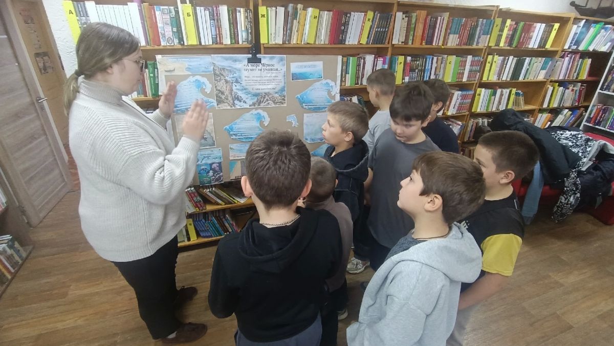 В Лутугинской Районной библиотеке для детей прошла беседа у стендовой выставки «А море Чёрное шумит, не умолкая», приуроченная к Международному дню Чёрного моря В Лутугинской Районной библиотеке для детей прошла беседа у стендовой выставки «А море Чёрное шумит, не умолкая», приуроченная к Международному дню Чёрного моря