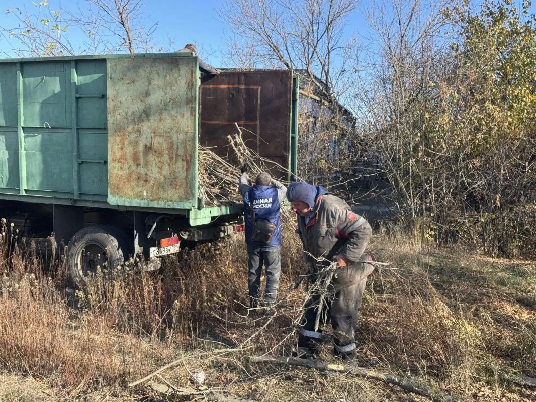В Краснодоне прошёл субботник: вместе за чистоту и порядок В Краснодоне прошёл субботник: вместе за чистоту и порядок