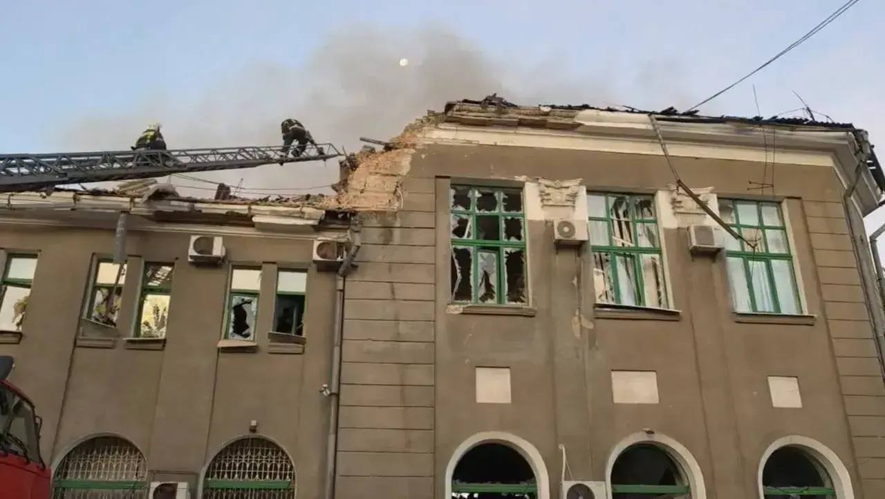 Кадры последствий удара ВСУ по центру Луганска