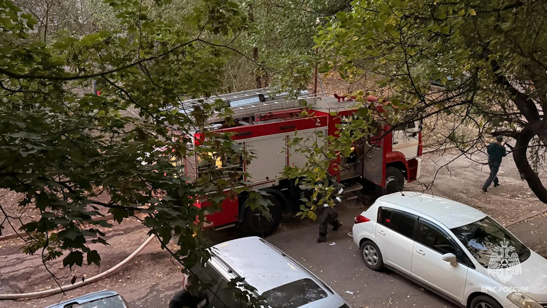 В Луганске при пожаре в многоэтажке спасли двух человек