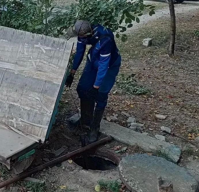 Специалисты Лутугинского филиала ежедневно выполняют чистку канализационной системы многоквартирных домов Лутугинского м.о. Это необходимая работа, от которой зависит комфорт сотен жителей Специалисты Лутугинского филиала ежедневно выполняют чистку канализационной системы многоквартирных домов Лутугинского м.о. Это необходимая работа, от которой зависит комфорт сотен жителей