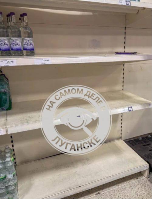 Британцы в панике скупают воду, консервы и туалетную бумагу