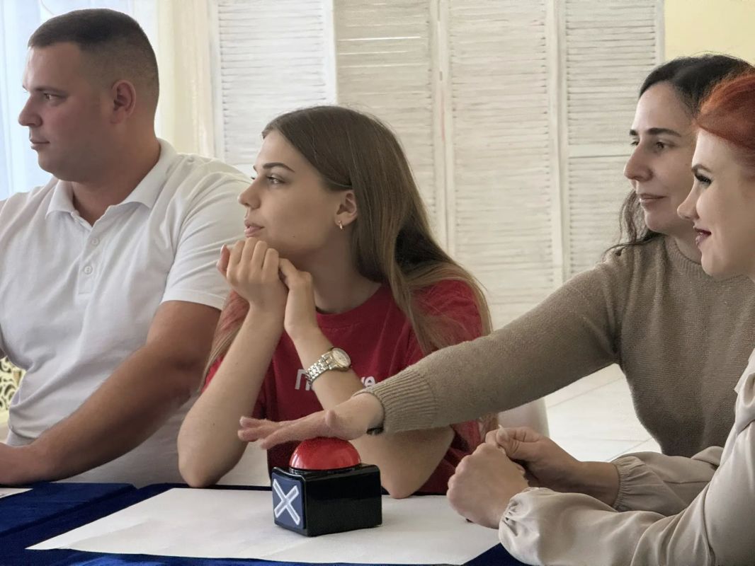 В рамках Плана работы Молодёжной палаты Меловского МО прошло праздничное мероприятие ко Дню народного единства! В рамках Плана работы Молодёжной палаты Меловского МО прошло праздничное мероприятие ко Дню народного единства!