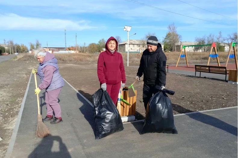На новых площадках по улице Корчагина города Червонопартизанск провели субботник На новых площадках по улице Корчагина города Червонопартизанск провели субботник