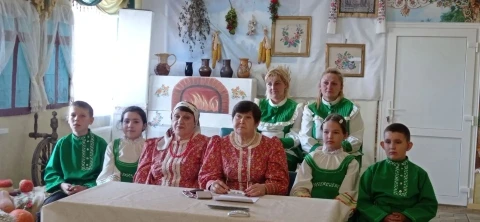Накануне Дня единства народов России сотрудники библиотеки № 21 пгт Городище и Городищенского фольклорного центра провели телемост с коллегами Оренбургской центральной районной библиотекой