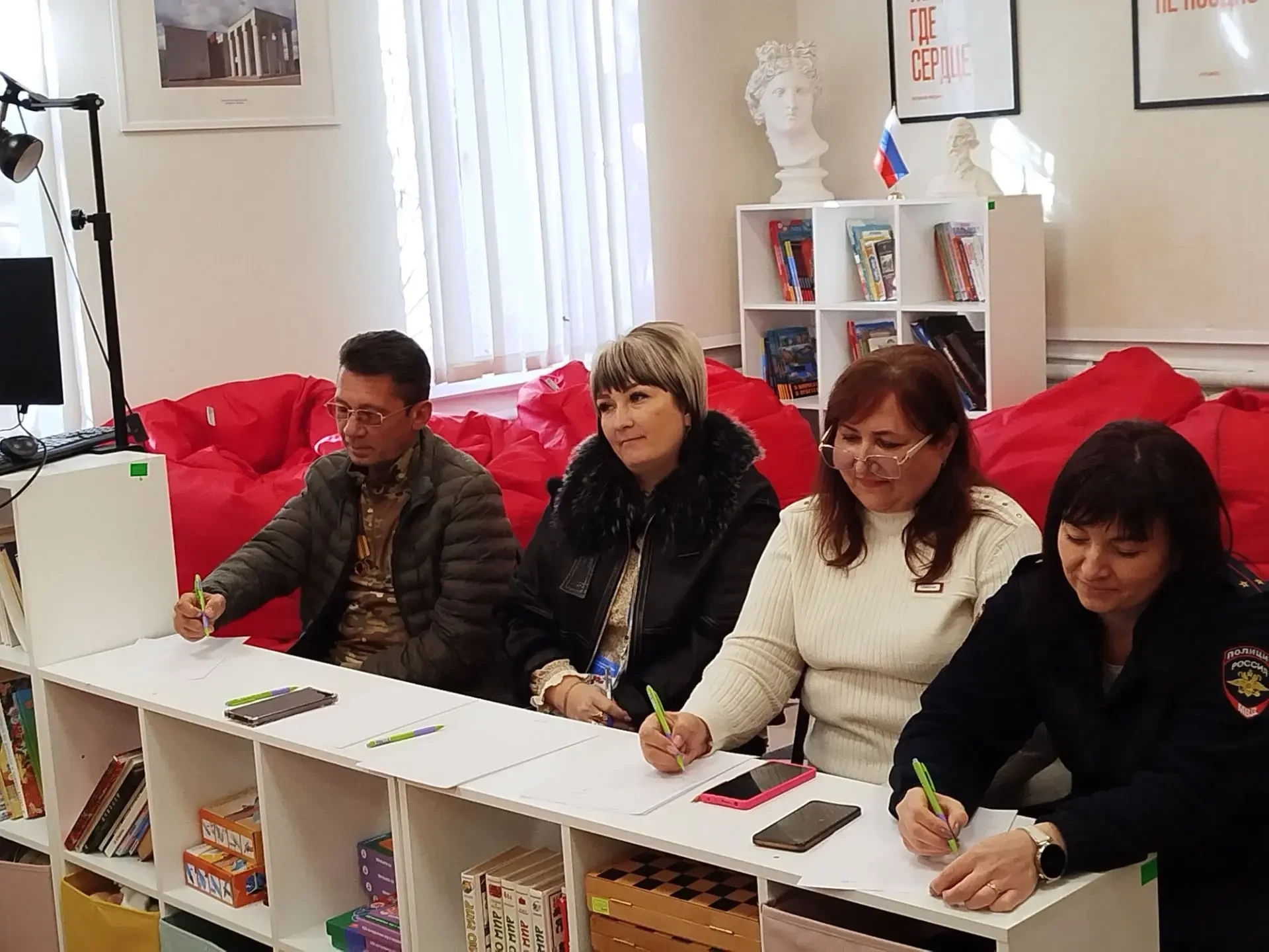 «Россия - это мы». Сегодня, в преддверии особого праздника, Дня народного единства, в музее истории города Ровеньки была проведена интеллектуальная игра «Россия - это мы»