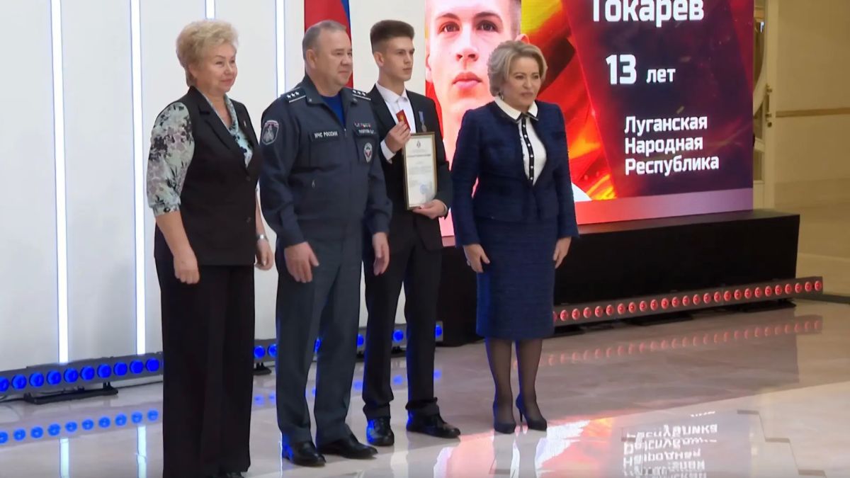 По указу Президента России школьника из Луганска наградили в Совете Федерации По указу Президента России школьника из Луганска наградили в Совете Федерации