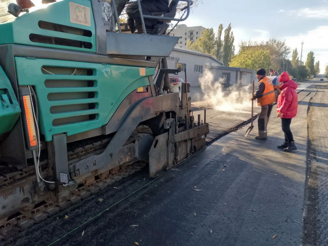 В городе Молодогвардейске приступили к укладке асфальта на участке протяженностью 600 метров В городе Молодогвардейске приступили к укладке асфальта на участке протяженностью 600 метров