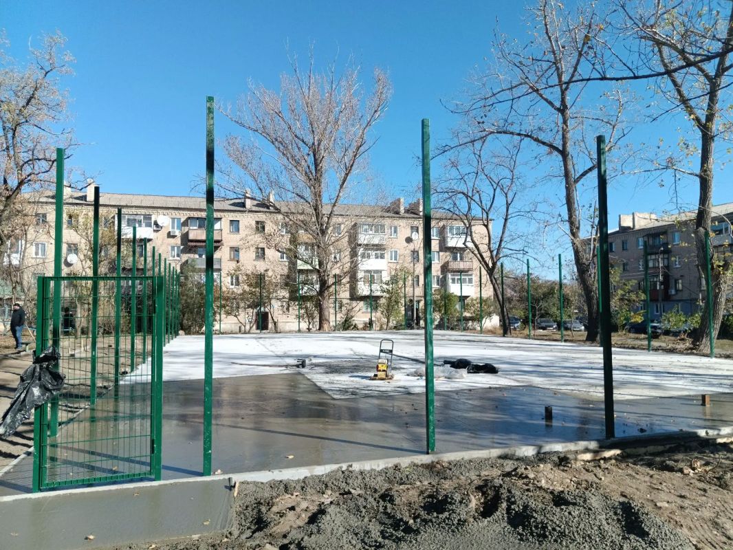 В Ровеньках продолжается строительство новой спортивной площадки В Ровеньках продолжается строительство новой спортивной площадки