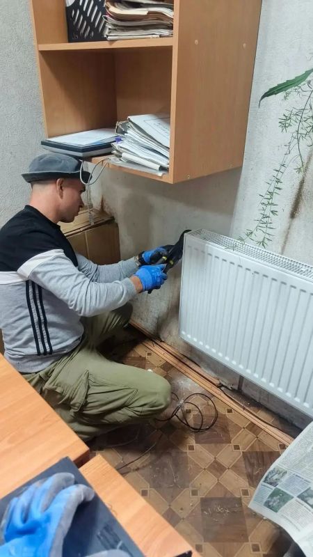 Теплотехники из Удмуртии устанавливают новые радиаторы в здании Совета поселка Белореченский Теплотехники из Удмуртии устанавливают новые радиаторы в здании Совета поселка Белореченский