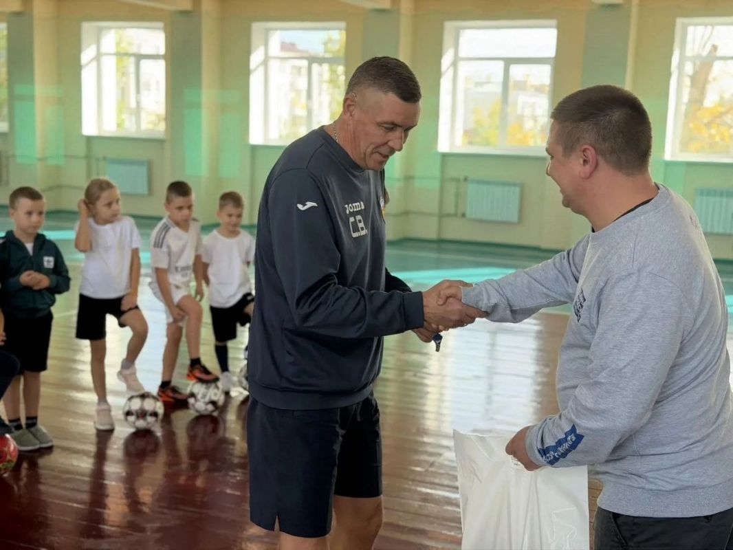 День тренера — на футбольном поле: в Северодонецке единороссы провели открытую тренировку для юных футболистов и поздравили тренера с праздником День тренера — на футбольном поле: в Северодонецке единороссы провели открытую тренировку для юных футболистов и поздравили тренера с праздником
