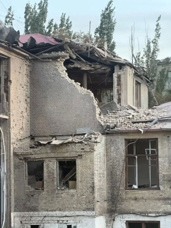 ОБСТРЕЛ. Руководитель Архивной службы ЛНР Анна Тодорова в своем канале в «Максе» опубликовала фото с последствиями удара украинских войск ранним утром четверга по зданиям Государственного архива ЛНР в Луганске ОБСТРЕЛ. Руководитель Архивной службы ЛНР Анна Тодорова в своем канале в «Максе» опубликовала фото с последствиями удара украинских войск ранним утром четверга по зданиям Государственного архива ЛНР в Луганске