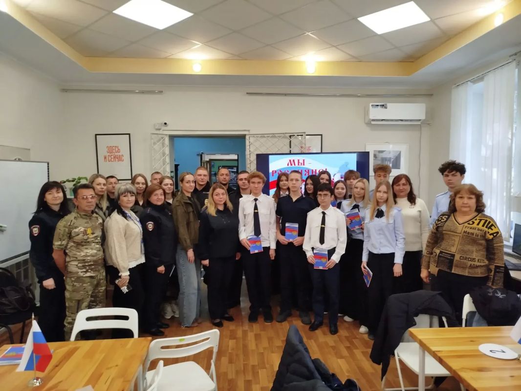 «Россия - это мы». Сегодня, в преддверии особого праздника, Дня народного единства, в музее истории города Ровеньки была проведена интеллектуальная игра «Россия - это мы» «Россия - это мы». Сегодня, в преддверии особого праздника, Дня народного единства, в музее истории города Ровеньки была проведена интеллектуальная игра «Россия - это мы»