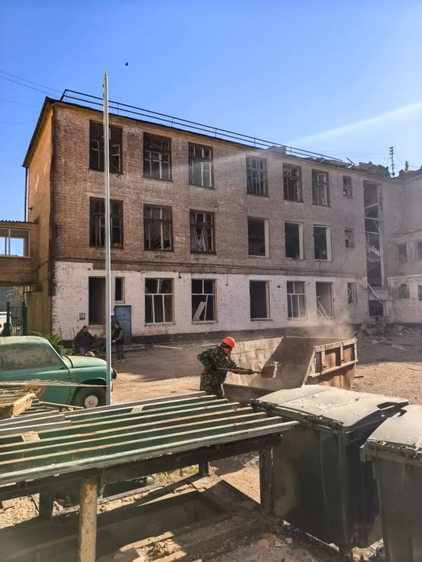 В результате обстрела 29 октября пострадали здания Государственного архива ЛНР В результате обстрела 29 октября пострадали здания Государственного архива ЛНР