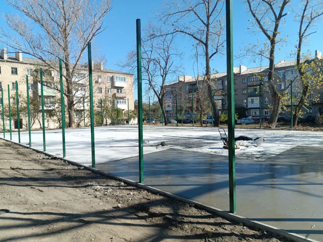 В Ровеньках продолжается строительство новой спортивной площадки В Ровеньках продолжается строительство новой спортивной площадки