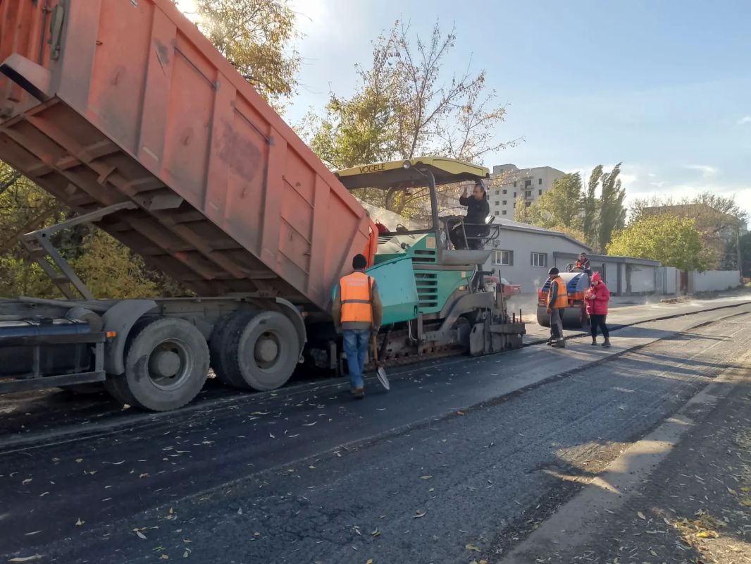 В городе Молодогвардейске приступили к укладке асфальта на участке протяженностью 600 метров В городе Молодогвардейске приступили к укладке асфальта на участке протяженностью 600 метров