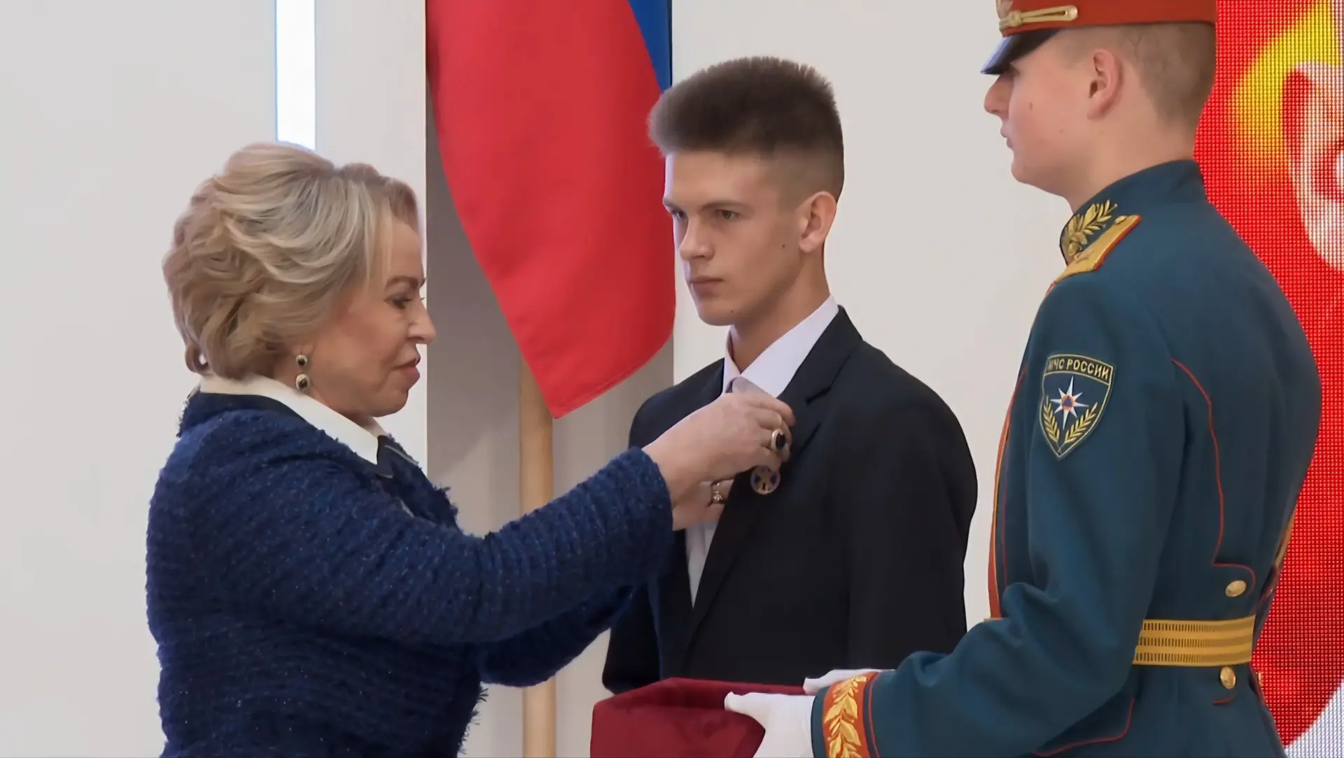 Луганский школьник удостоен медали «За спасение погибавших»