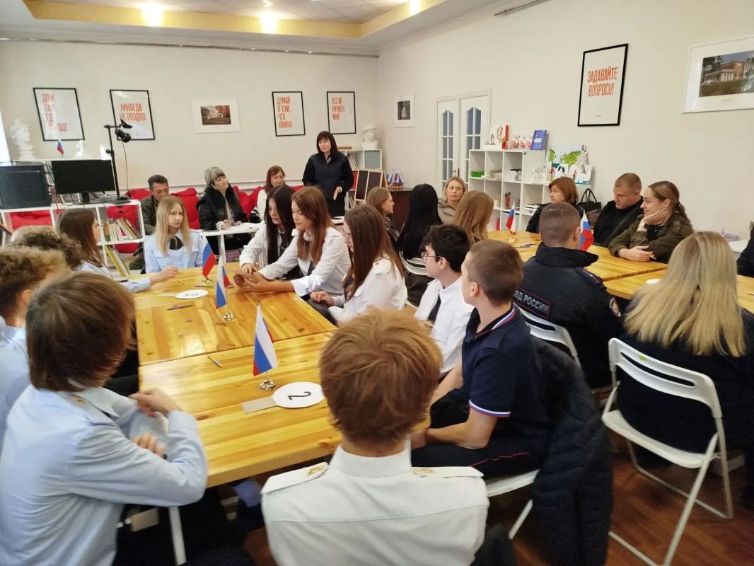 «Россия - это мы». Сегодня, в преддверии особого праздника, Дня народного единства, в музее истории города Ровеньки была проведена интеллектуальная игра «Россия - это мы» «Россия - это мы». Сегодня, в преддверии особого праздника, Дня народного единства, в музее истории города Ровеньки была проведена интеллектуальная игра «Россия - это мы»