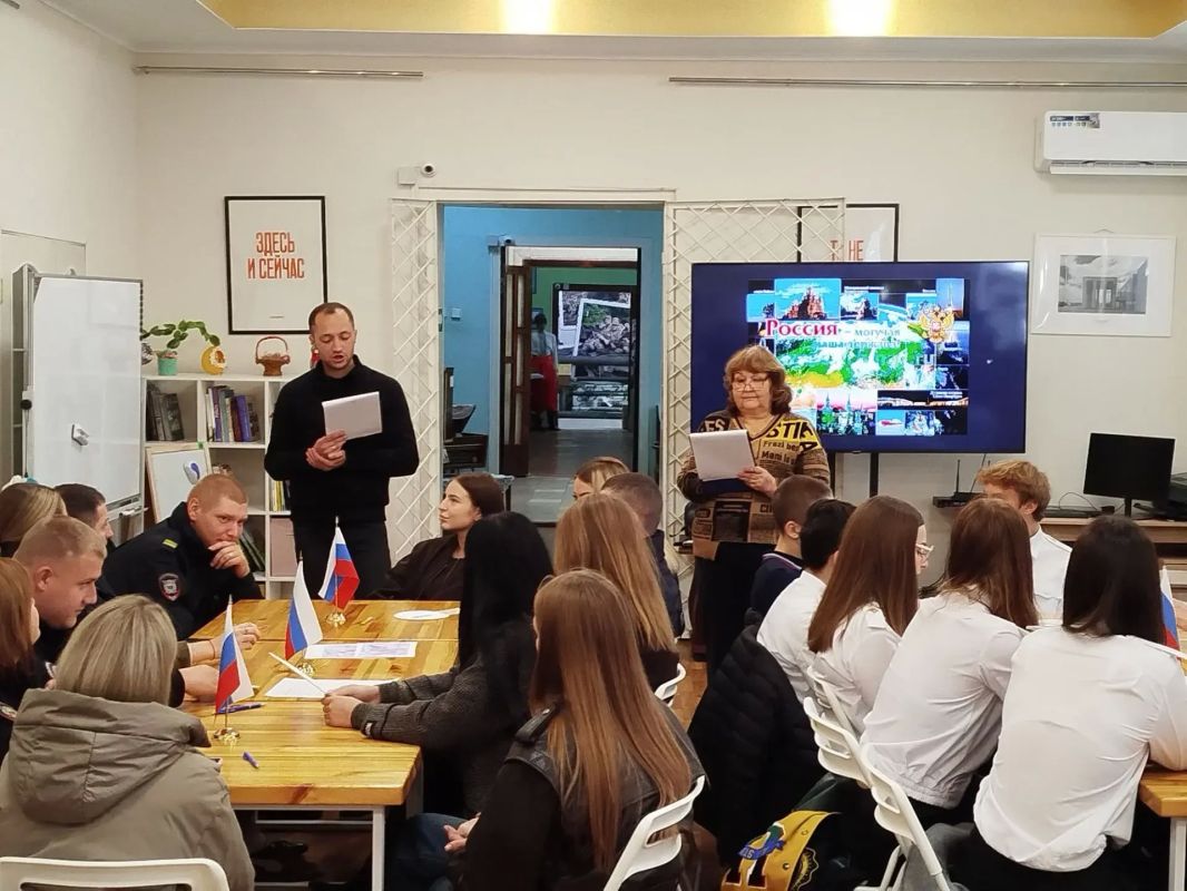 «Россия - это мы». Сегодня, в преддверии особого праздника, Дня народного единства, в музее истории города Ровеньки была проведена интеллектуальная игра «Россия - это мы» «Россия - это мы». Сегодня, в преддверии особого праздника, Дня народного единства, в музее истории города Ровеньки была проведена интеллектуальная игра «Россия - это мы»