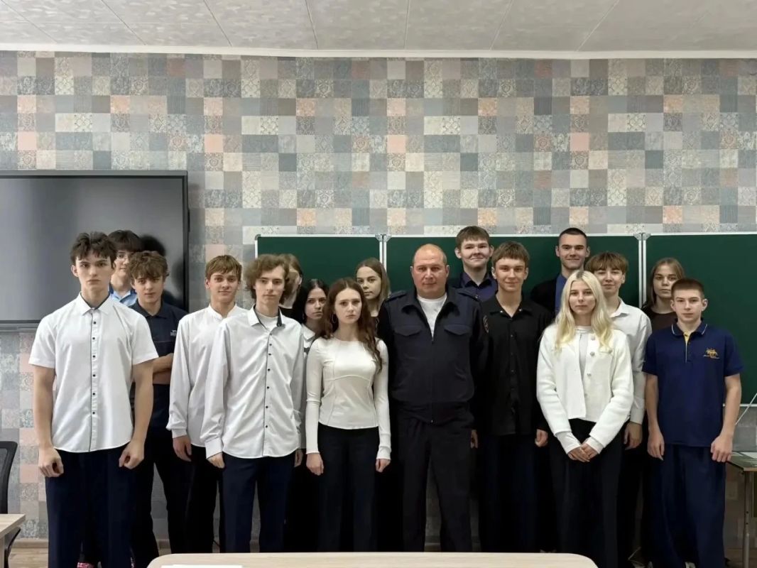 «Безопасные дороги»: Школьникам Брянки напомнили о правилах на дороге «Безопасные дороги»: Школьникам Брянки напомнили о правилах на дороге