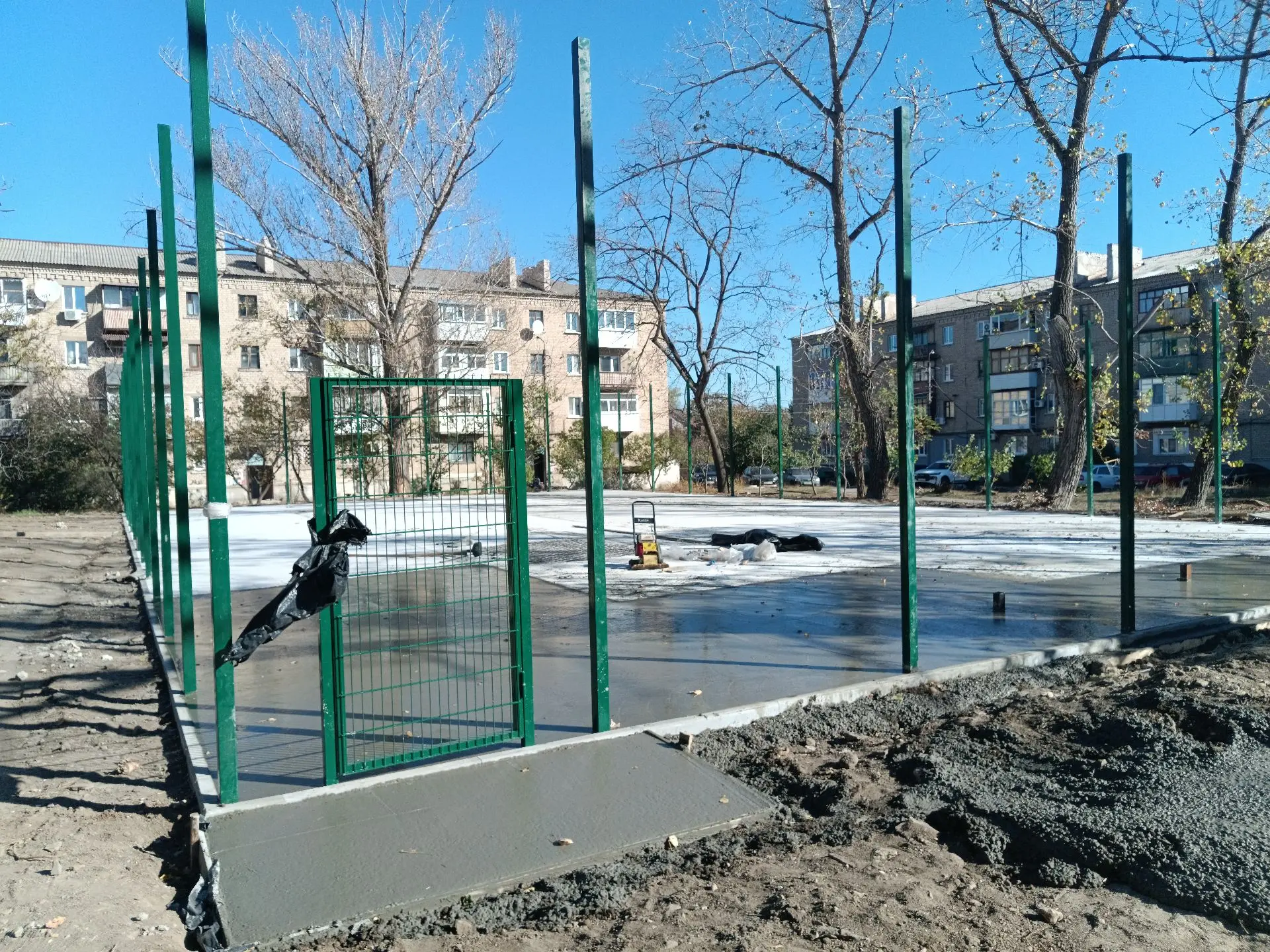 В Ровеньках продолжается строительство новой спортивной площадки