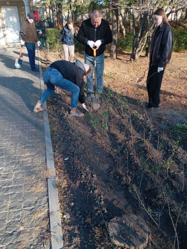 При участии сотрудников Энергосбыта сегодня проведен субботник по благоустройству территории парка им. М. Горького При участии сотрудников Энергосбыта сегодня проведен субботник по благоустройству территории парка им. М. Горького