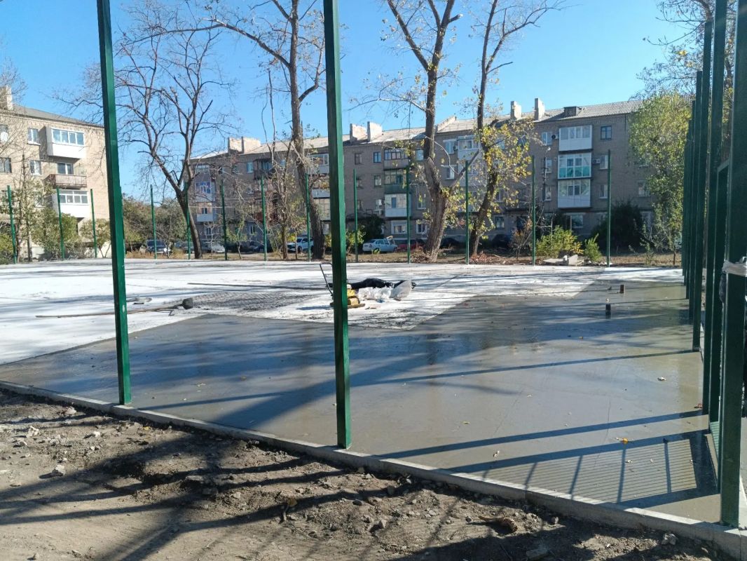 В Ровеньках продолжается строительство новой спортивной площадки В Ровеньках продолжается строительство новой спортивной площадки
