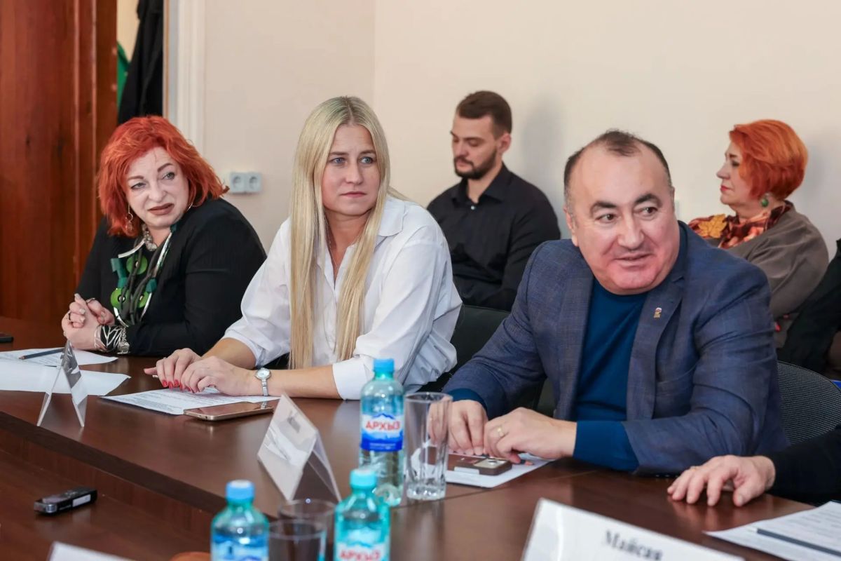 В Народном Совете ЛНР обсудили с коллегами из Калуги практики укрепления межнационального единства В Народном Совете ЛНР обсудили с коллегами из Калуги практики укрепления межнационального единства