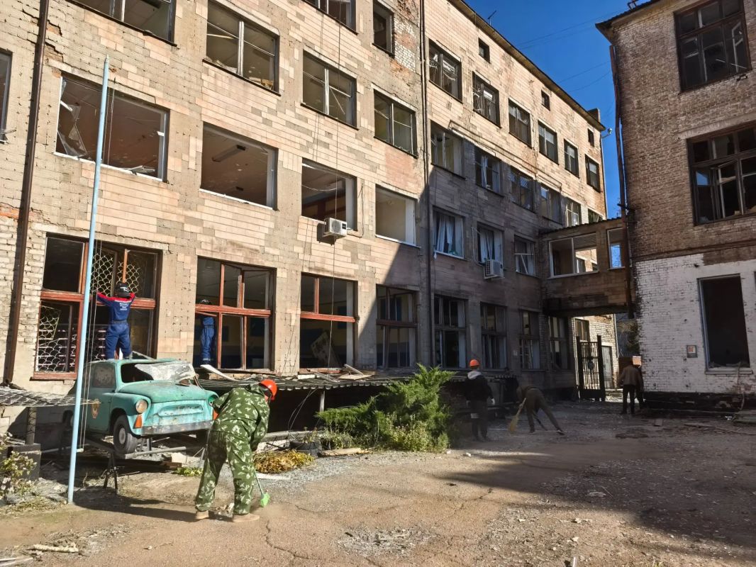 В результате обстрела 29 октября пострадали здания Государственного архива ЛНР В результате обстрела 29 октября пострадали здания Государственного архива ЛНР