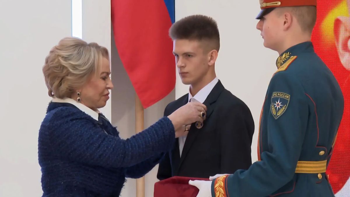 По указу Президента России школьника из Луганска наградили в Совете Федерации По указу Президента России школьника из Луганска наградили в Совете Федерации
