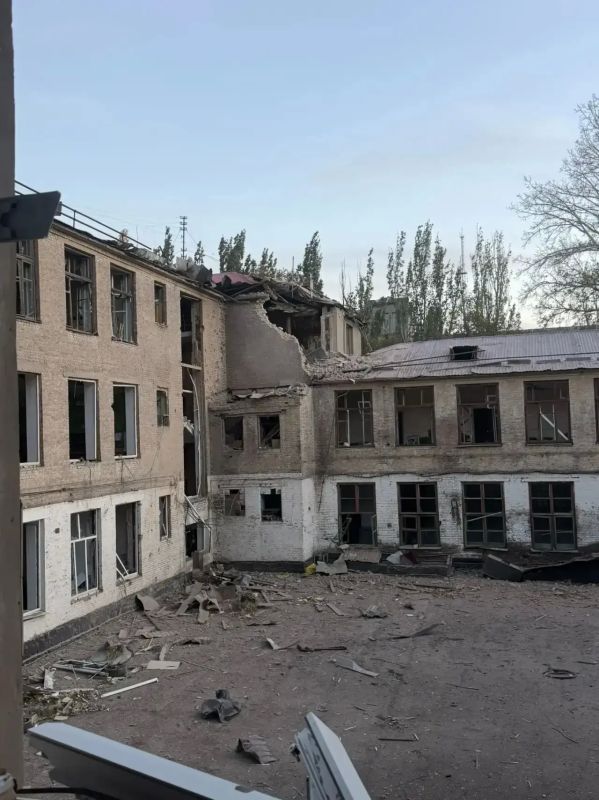 ОБСТРЕЛ. Руководитель Архивной службы ЛНР Анна Тодорова в своем канале в «Максе» опубликовала фото с последствиями удара украинских войск ранним утром четверга по зданиям Государственного архива ЛНР в Луганске ОБСТРЕЛ. Руководитель Архивной службы ЛНР Анна Тодорова в своем канале в «Максе» опубликовала фото с последствиями удара украинских войск ранним утром четверга по зданиям Государственного архива ЛНР в Луганске