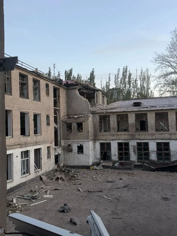 В результате обстрела 29 октября пострадали здания Государственного архива ЛНР В результате обстрела 29 октября пострадали здания Государственного архива ЛНР