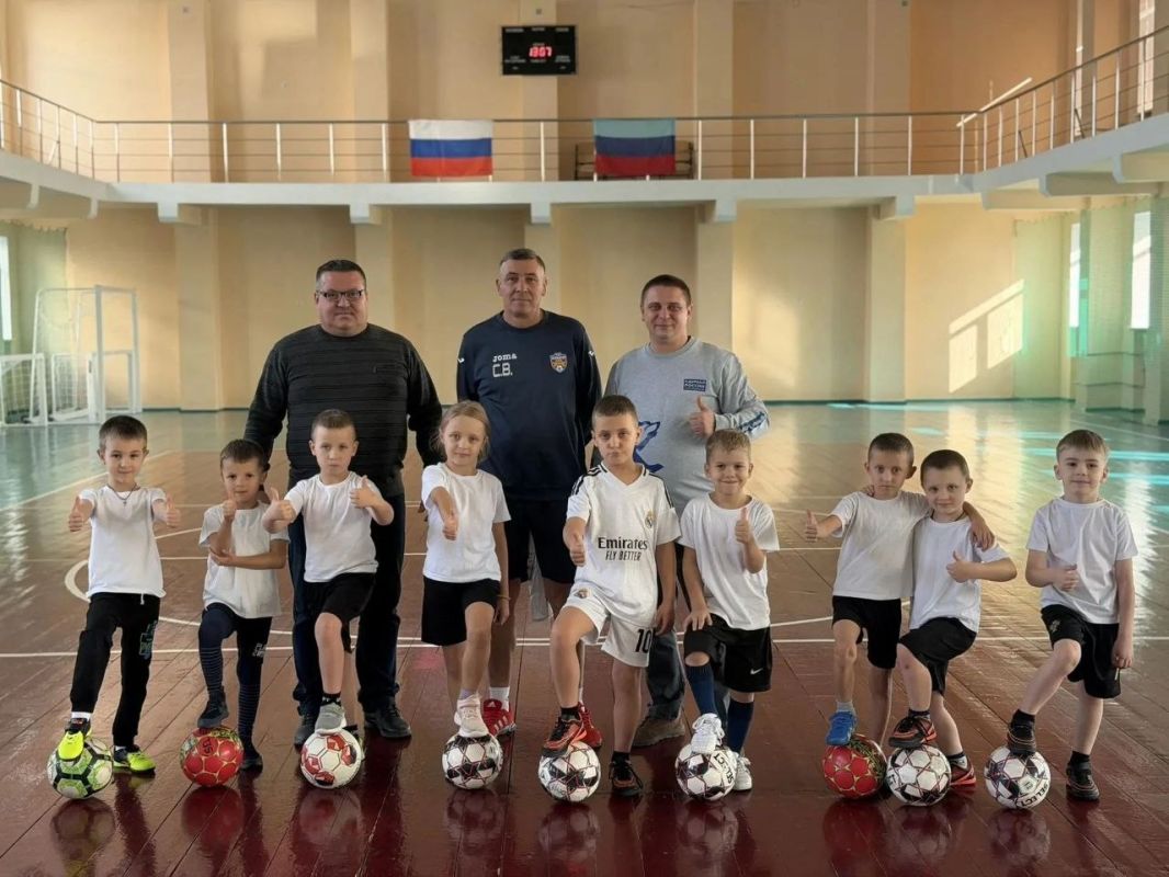 День тренера — на футбольном поле: в Северодонецке единороссы провели открытую тренировку для юных футболистов и поздравили тренера с праздником День тренера — на футбольном поле: в Северодонецке единороссы провели открытую тренировку для юных футболистов и поздравили тренера с праздником