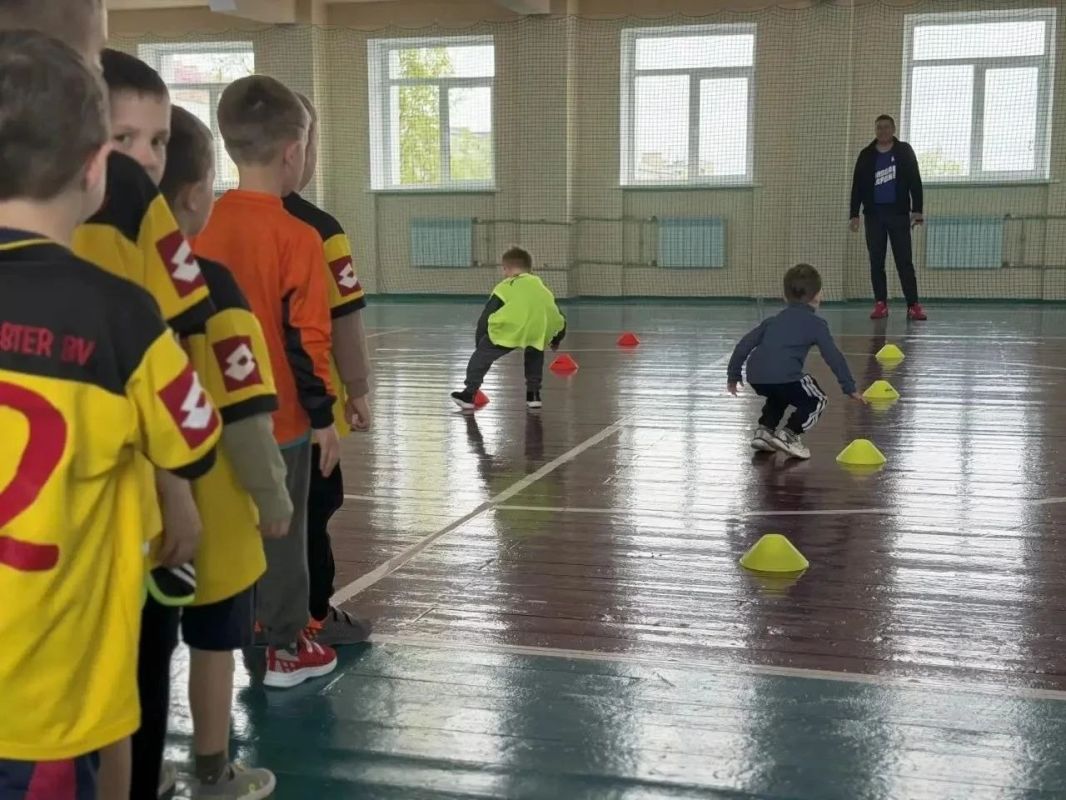 День тренера — на футбольном поле: в Северодонецке единороссы провели открытую тренировку для юных футболистов и поздравили тренера с праздником День тренера — на футбольном поле: в Северодонецке единороссы провели открытую тренировку для юных футболистов и поздравили тренера с праздником