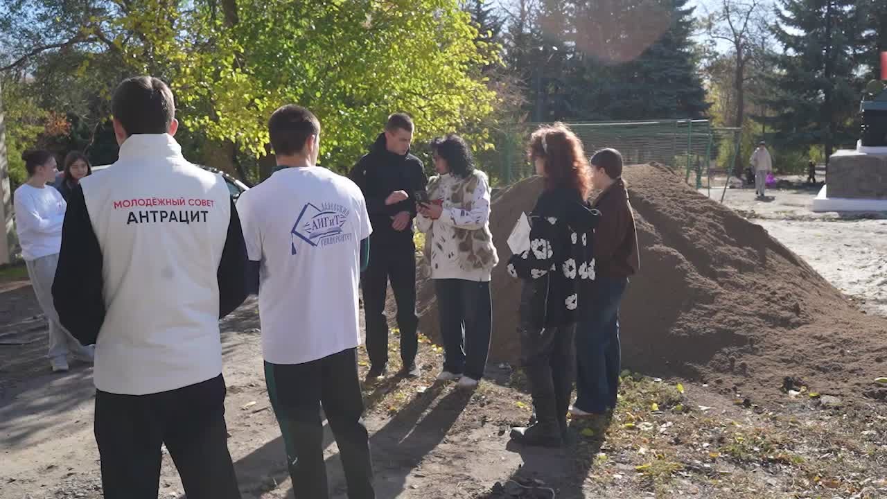 Молодёжь Антрацита приняла участие в осеннем благоустройстве территории вокруг городского памятника времён Великой Отечественной войны Танка Т-34