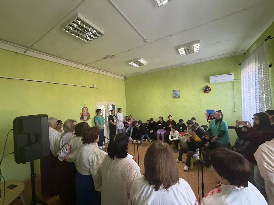 30 октября творческие коллективы МБУ «Молодогвардейский Дворец культуры «Юность» посетили Краснодонский психоневрологический интернат с праздничной концертной программой для особенных детей 30 октября творческие коллективы МБУ «Молодогвардейский Дворец культуры «Юность» посетили Краснодонский психоневрологический интернат с праздничной концертной программой для особенных детей