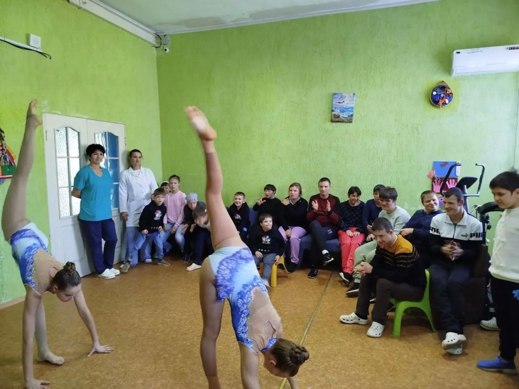 30 октября творческие коллективы МБУ «Молодогвардейский Дворец культуры «Юность» посетили Краснодонский психоневрологический интернат с праздничной концертной программой для особенных детей 30 октября творческие коллективы МБУ «Молодогвардейский Дворец культуры «Юность» посетили Краснодонский психоневрологический интернат с праздничной концертной программой для особенных детей